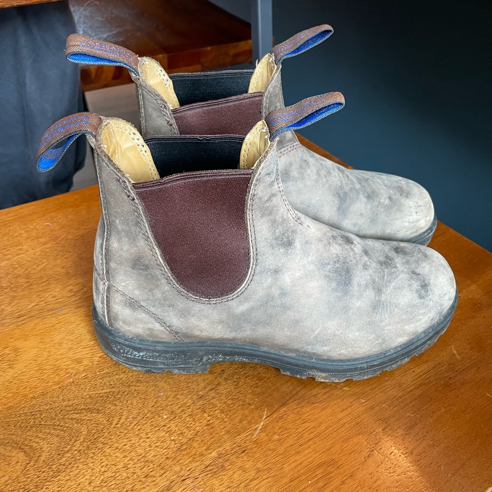 EUC Waterproof Blundstone 584 thermal boots in rustic brown